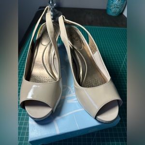 Life Stride, Tannis, Taupe Patent Ladies Dress Shoes Size 10.